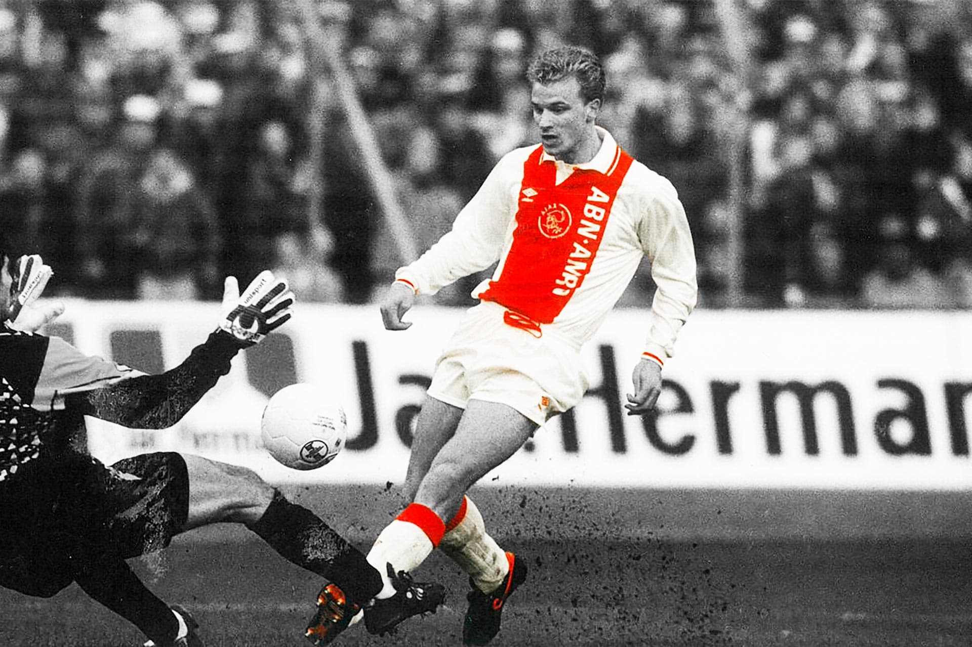 Dennis Bergkamp era un genio capaz de convertir en realidad las jugadas con las que los aficionados solo pueden soñar./ Ajax.nl