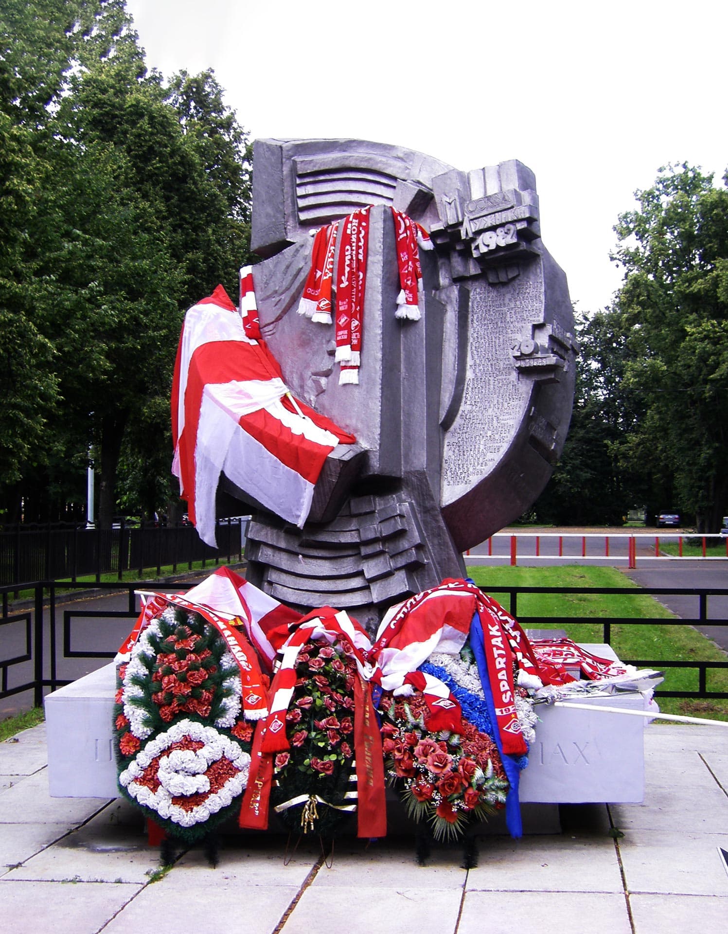 Monumento a los fallecidos tras la tragedia de Luzhnikí en 1982./ Chivista