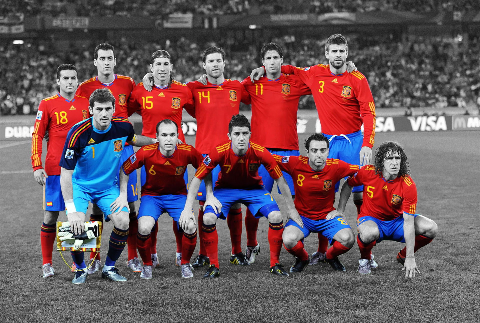 Alineación de España en la Copa Mundial de 2010. De izquierda a derecha: Pedro, Busquets, Sergio Ramos, Xabi Alonso, Capdevilla, Piqué (arriba); Casillas, Iniesta, Villa, Xavi y Puyol (abajo). / Popperfoto