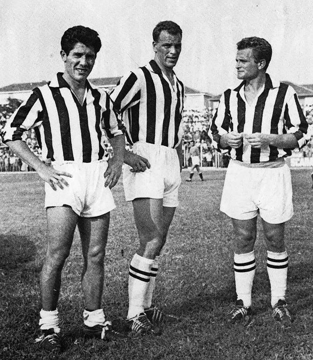 Giampiero Boniperti, John Charles y Omar Sívori posando en una sesión de entrenamiento con la Juventus./ Archivio Farabola