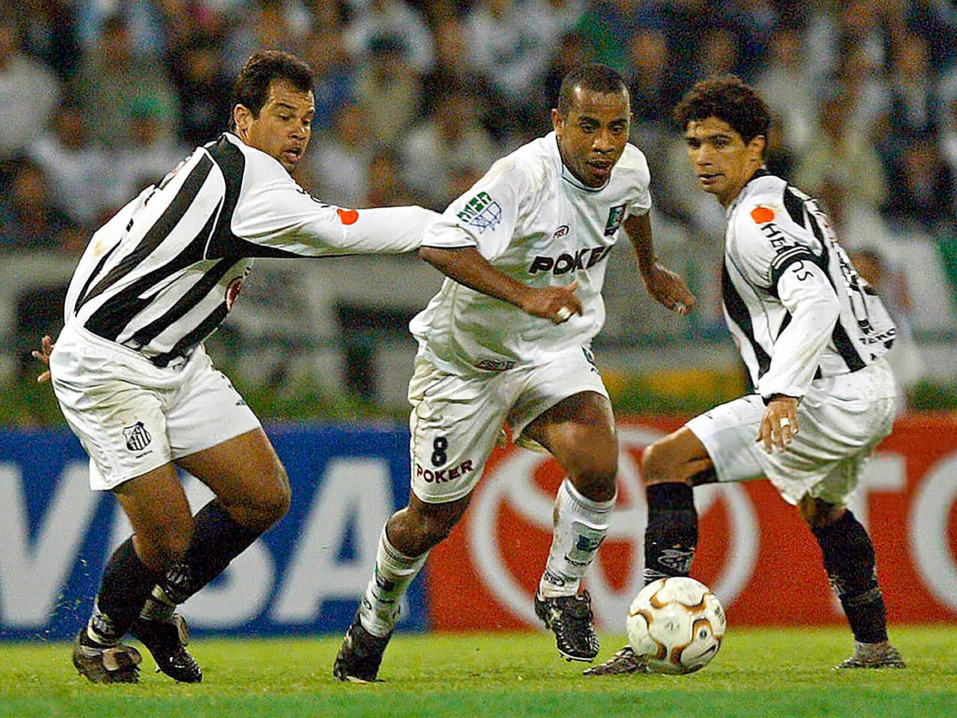Arnulfo Valentierra sería la figura del Once Caldas en la eliminatoria ante el Santos. En la imagen, el centrocampista escapa de la marca de Paulo Almeida y Renato./ Luis Acosta