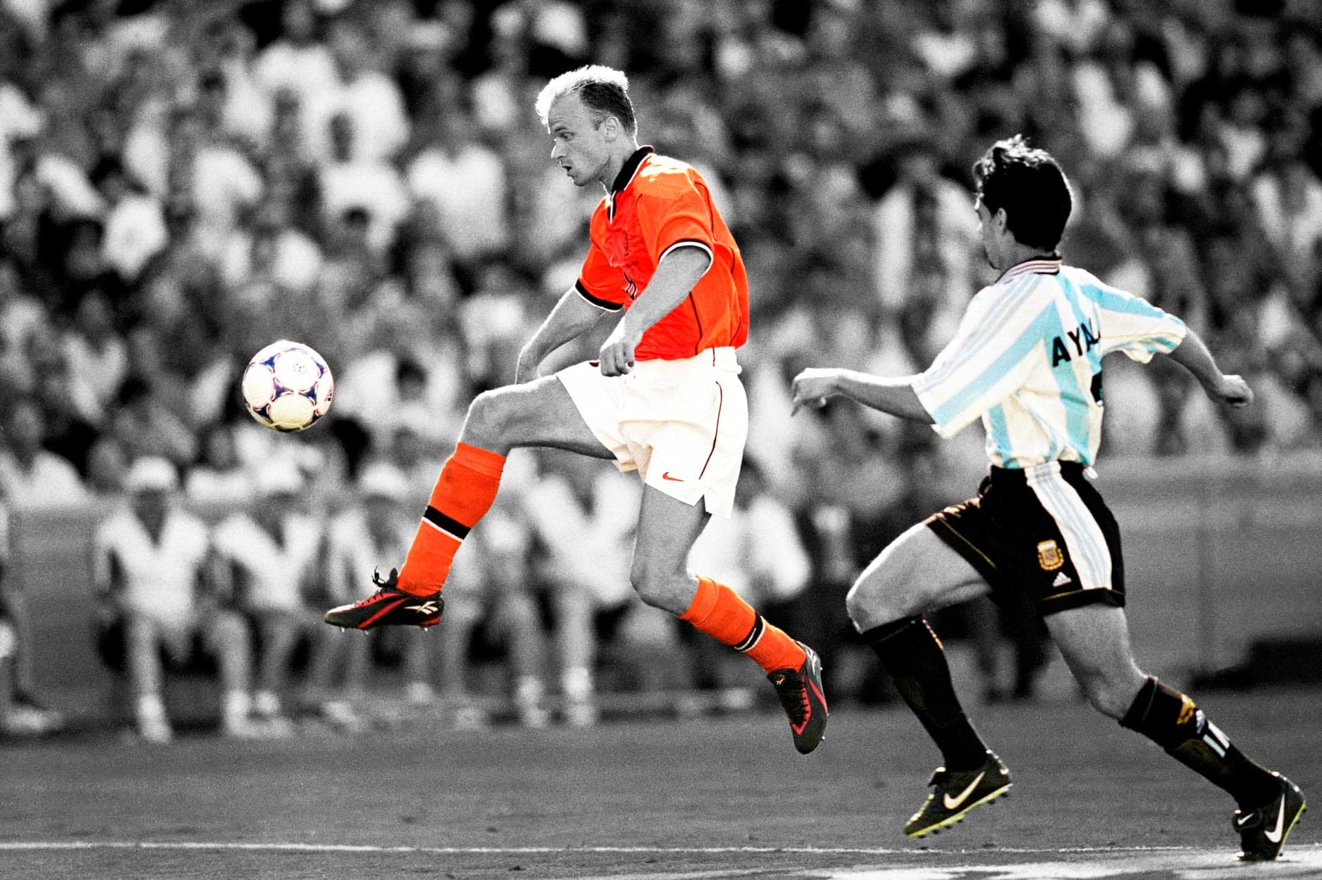 El Mundial de 1998 presenció actuaciones sublimes del genio naranja. Seguramente, la más destacada fue en cuartos de final ante Argentina, asistiendo en el primer gol y marcando el tanto definitivo./ Fifa.com