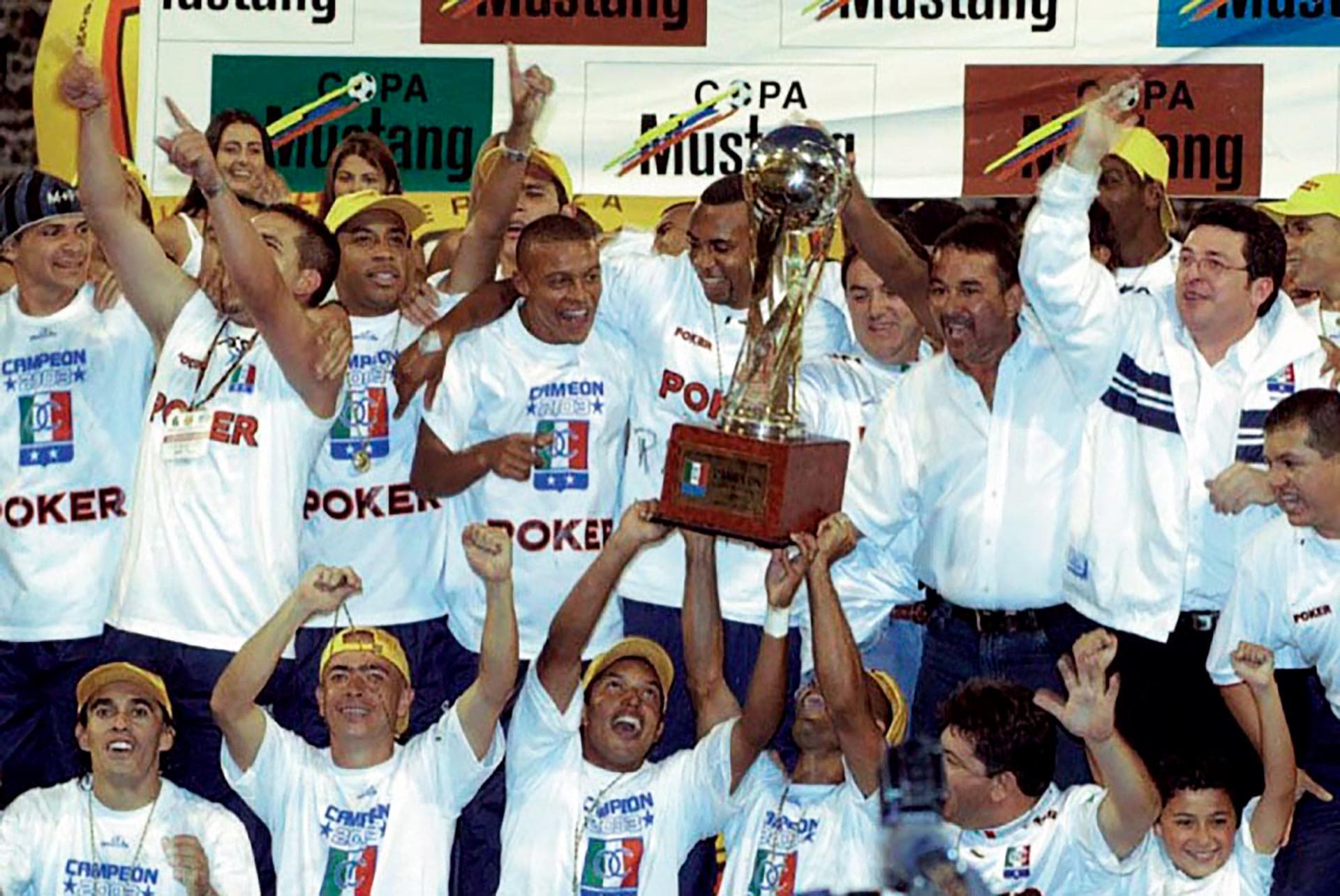 En 2003, Once Caldas se hizo con el Torneo Apertura de Colombia, rompiendo una sequía de cincuenta y tres años./ Villegas Editores