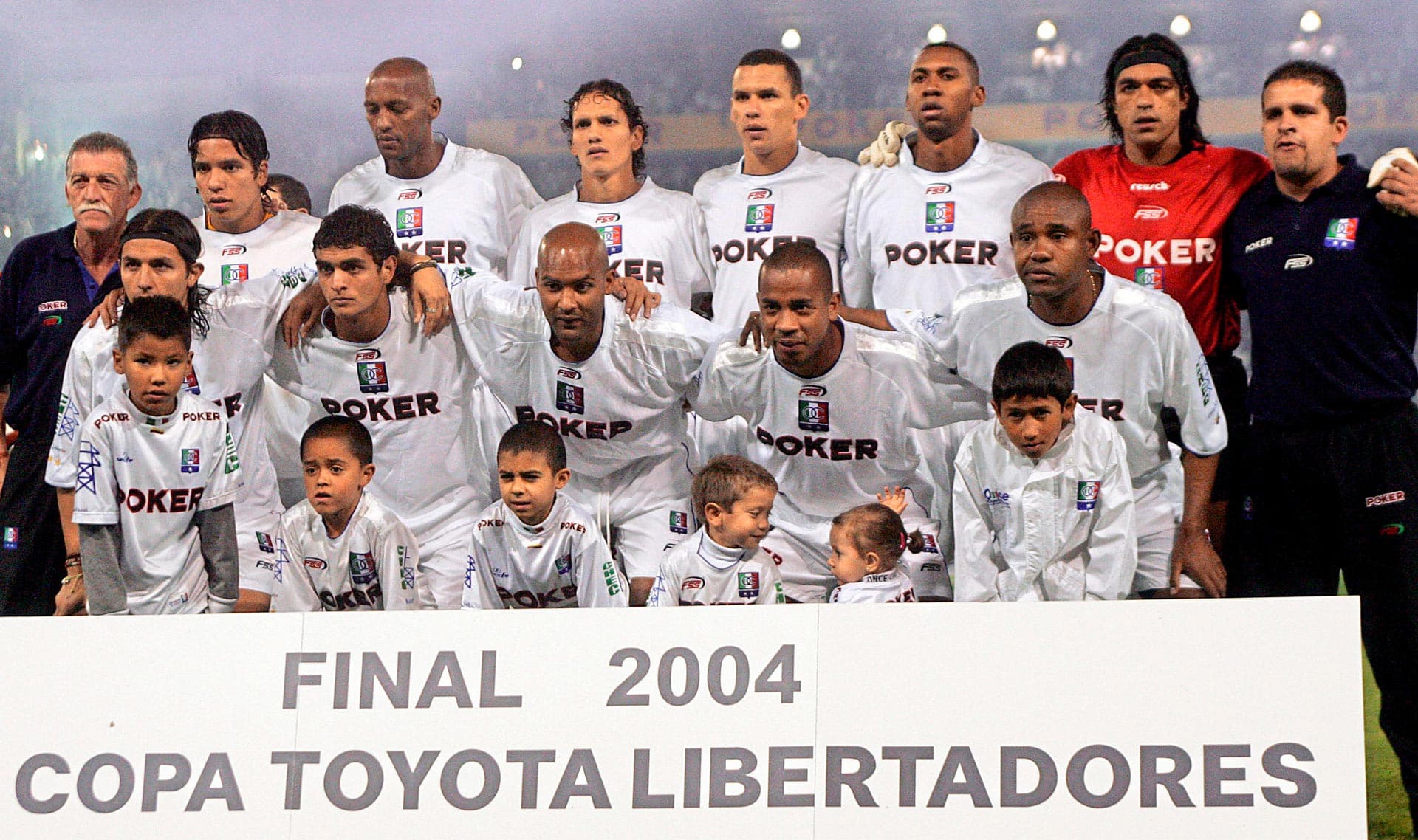 Alineación del Once Caldas en el partido de vuelta de la final de la Copa Libertadores 2004. De izquierda a derecha: Moreno, Cataño, Rojas, Vanegas, Viáfara, Henao (arriba); Soto, García, Velásquez, Alcázar y Valentierra (abajo)./ Luis Costa