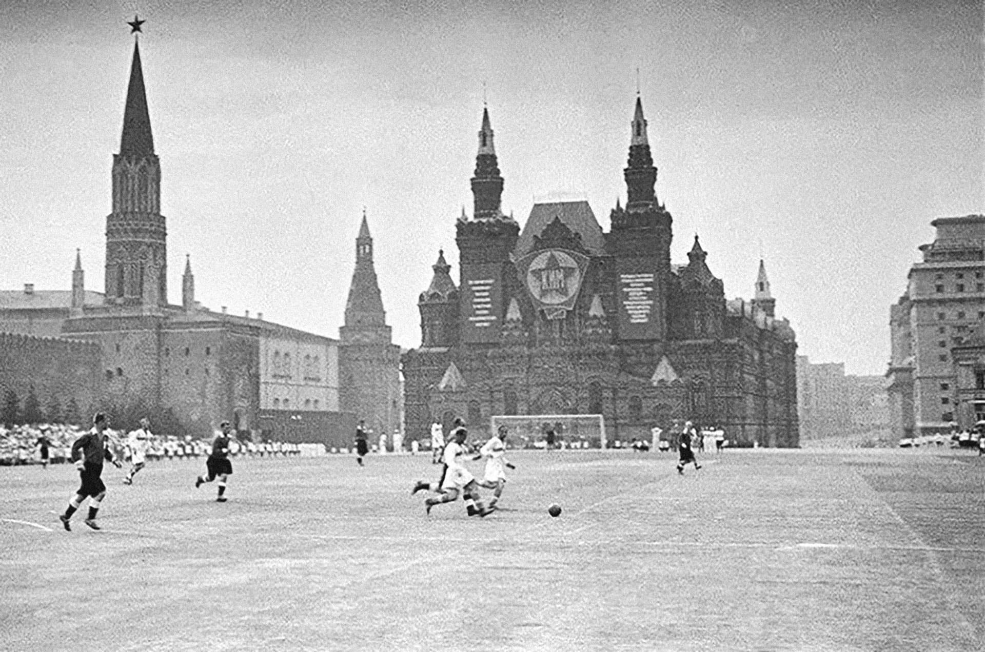 Partido de exhibición entre el Spartak y el Dinamo disputado en la Plaza Roja de Moscú en 1936./ DP