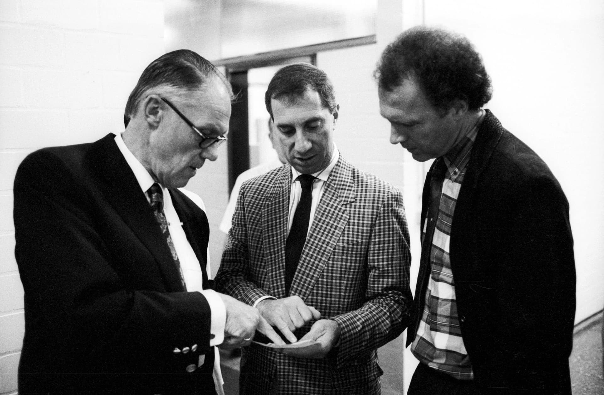 Rinus Michels, Carlos Bilardo y Franz Beckenbauer debaten sobre los métodos más efectivos para salir campeón antes de la Copa del Mundo de 1990./ Teutopress