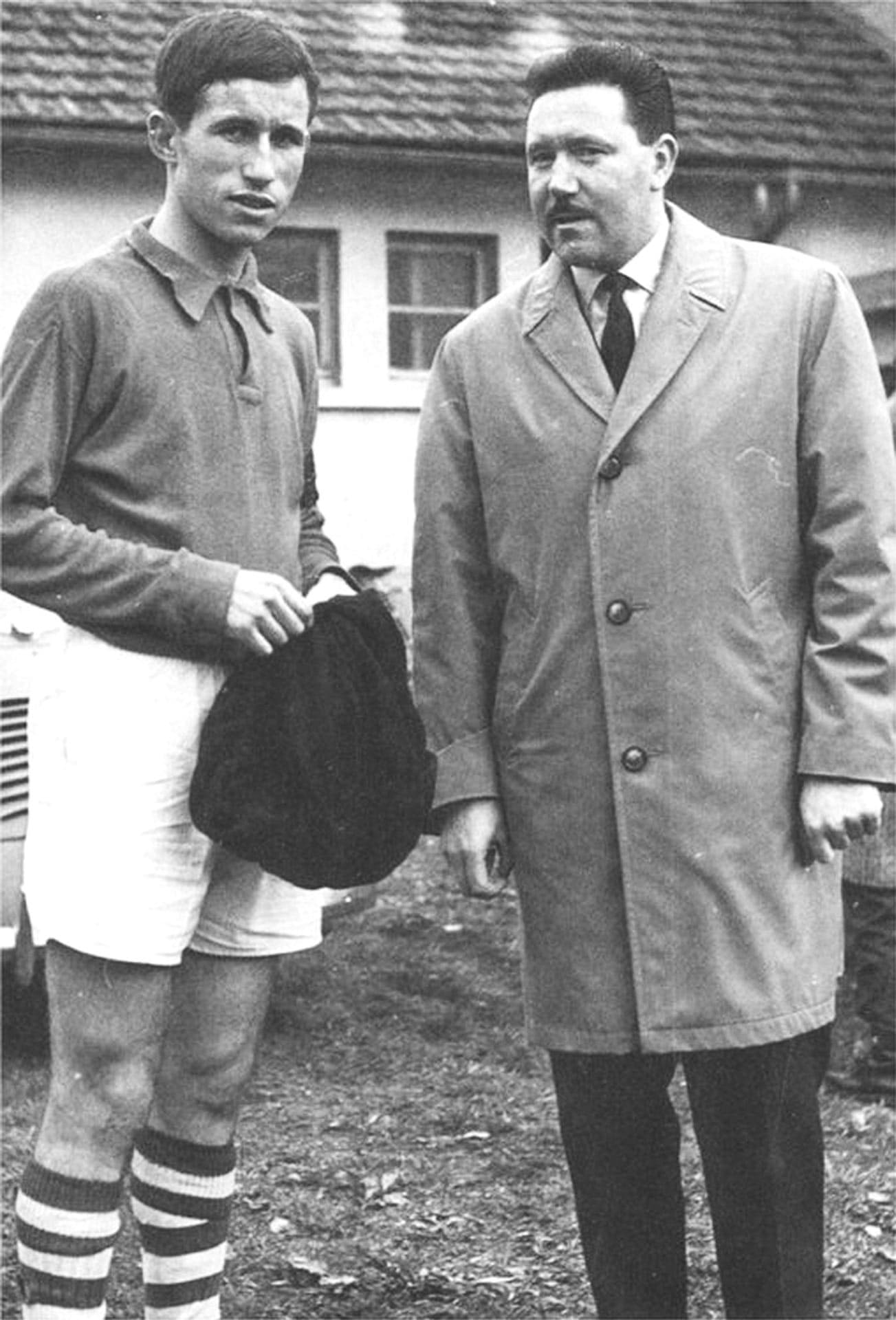 En 1954, Guy Roux se unió al Auxerre como jugador, volviendo como entrenador de la mano del presidente Jean Garnault en 1961. / Archivo