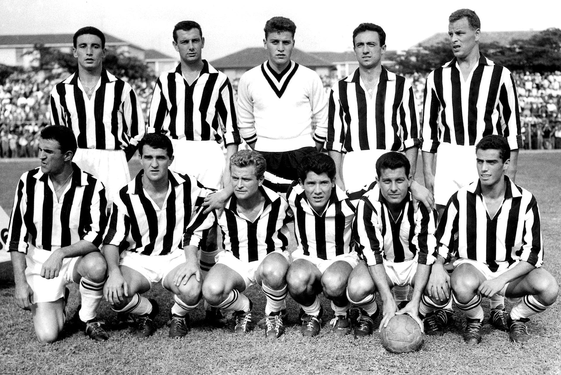 Alineación de la Juventus FC en la temporada 1957/58. De izquierda a derecha: Garzena, Colombo, Mattrel, Corradi, Charles (arriba); Ferrario, Emoli, Boniperti, Sívori, Stivanello y Nicolè (abajo)./ LaPresse