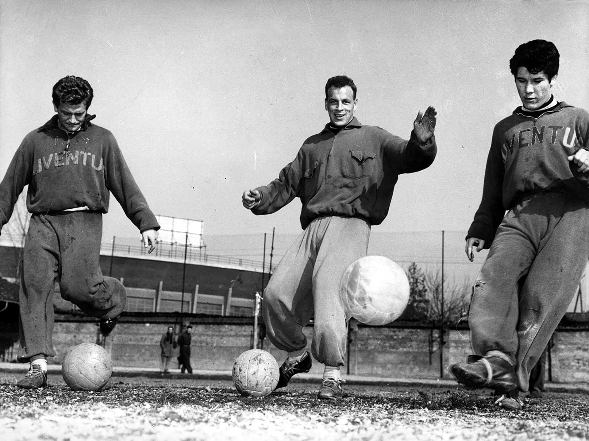 Giampiero Boniperti, John Charles y Omar Sívori posando en una sesión de entrenamiento con la Juventus./ Archivio Farabola