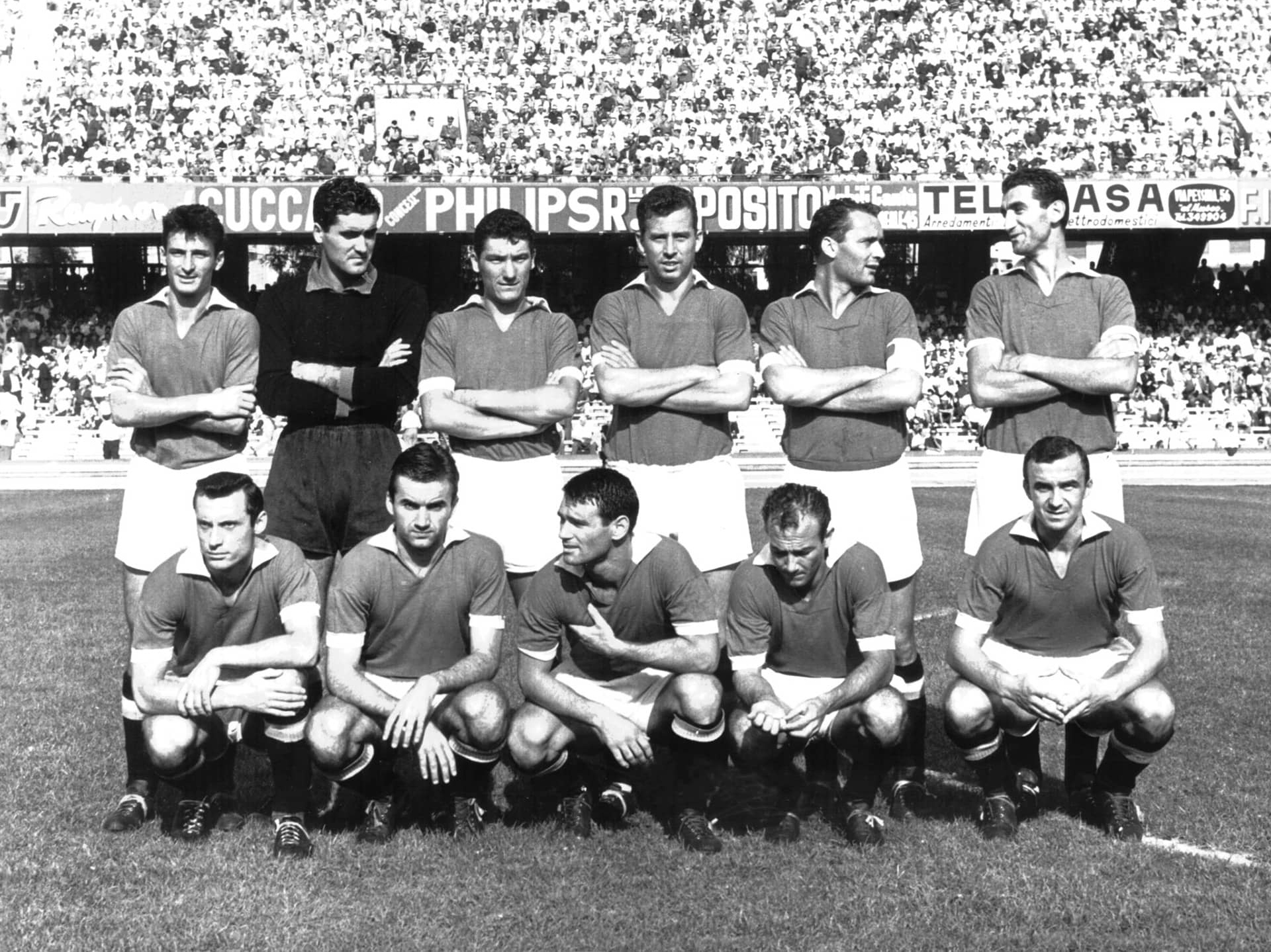 Formación del Nápoles en la temporada 1961/62. De izquierda a derecha: Mistone, Pontel, Gatti, Bodi, Fraschini, Corelli (arriba); Ronzon, Tomeazzi, Girardo, Tacchi y Gilardoni (abajo)./ Archivo