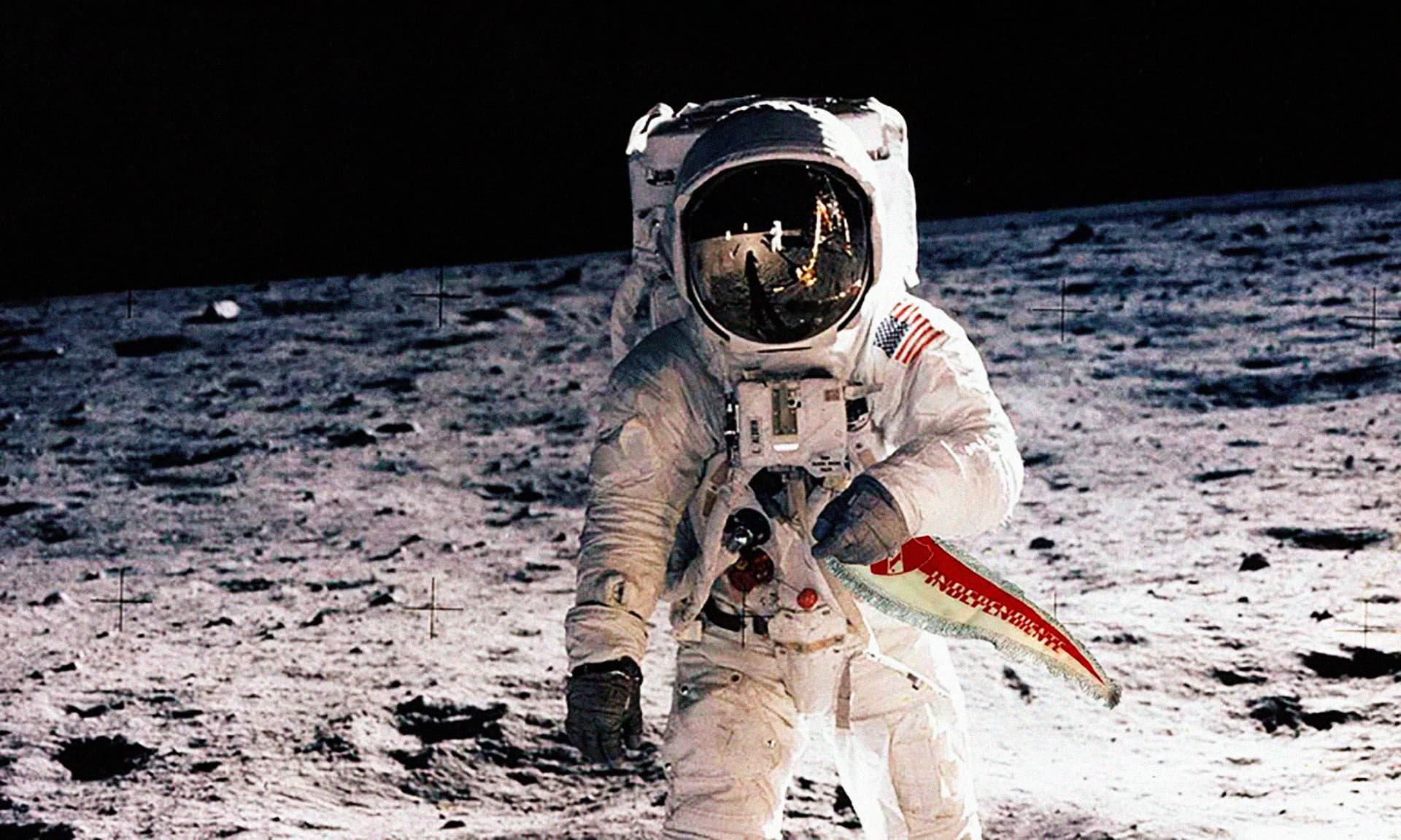 «Es un pequeño paso para el hombre, pero un gran salto para la humanidad». Aquella frase fue inmortalizada por Neil Armstrong, el primer hombre que pisó la Luna y que iba bien acompañado por los colores de Club Atlético Independiente./ NASA - Fotomontaje