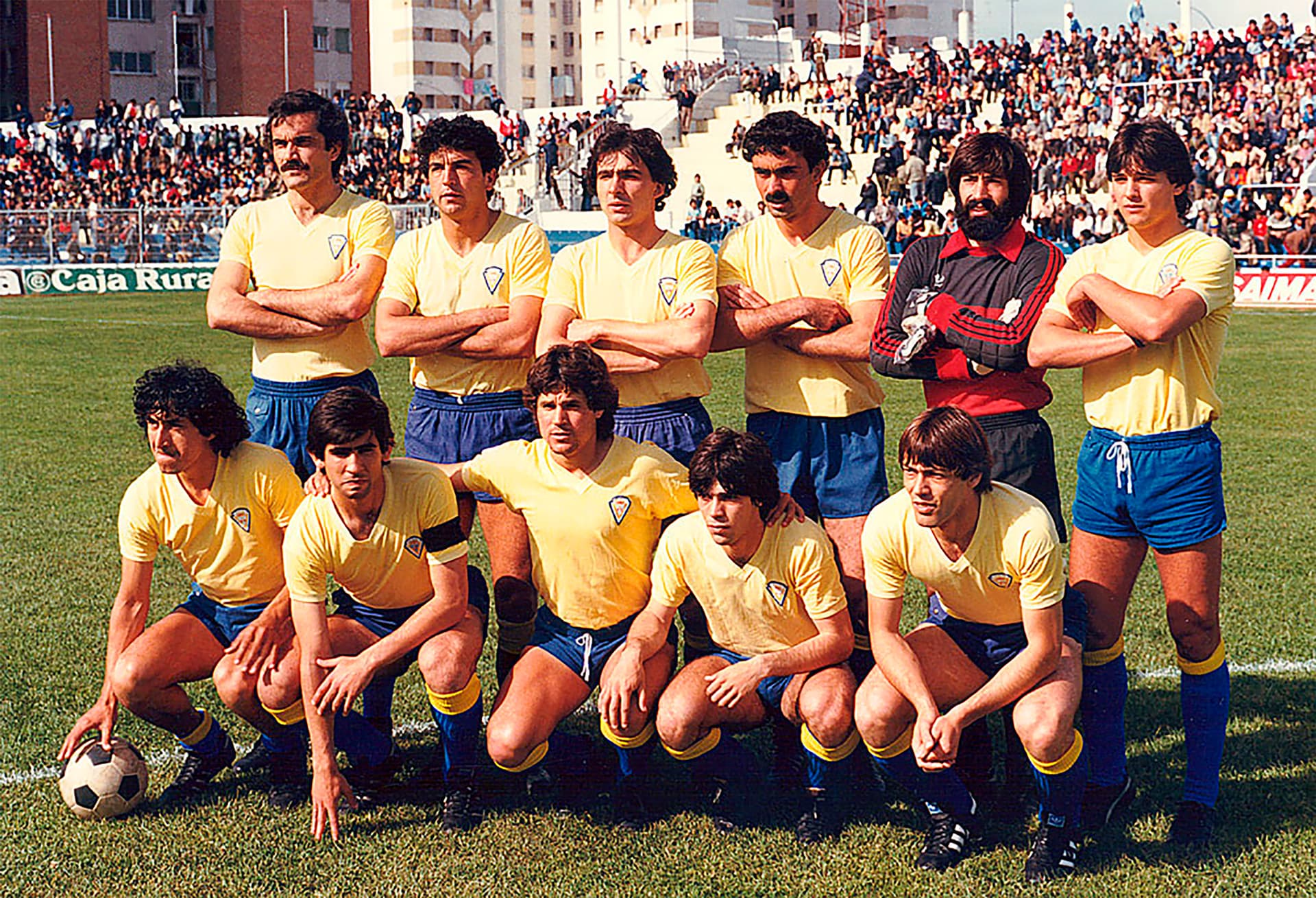 Formación del Cádiz en la temporada 1982/83. De izquierda a derecha: Vojinović, Amarillo, Manolito, Linares, Claudio, Chano (arriba); González, Escobar, Dieguito, Mejías II y Mejías I (abajo)./ Cádiz CF