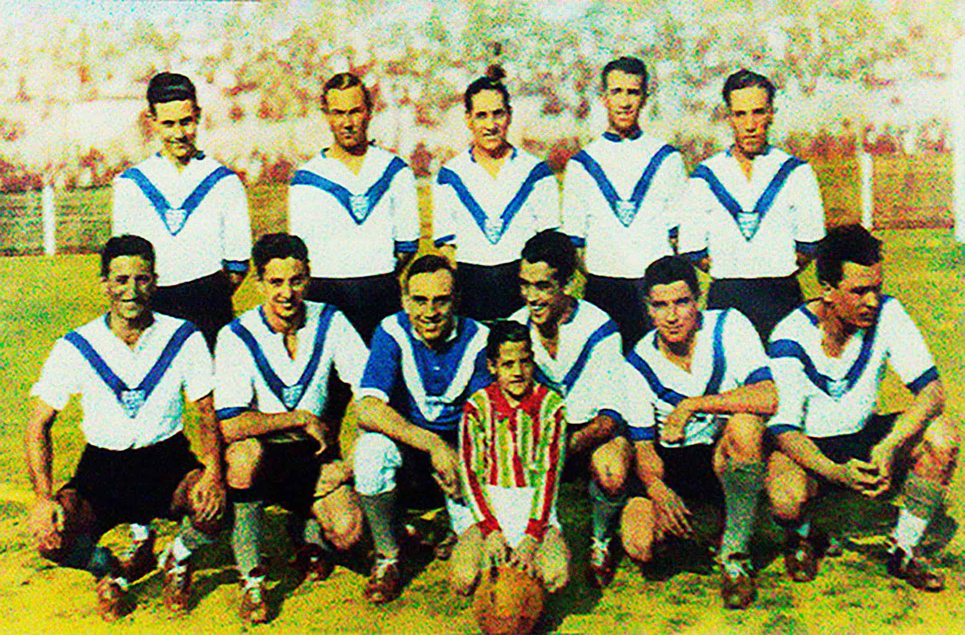 Formación de Vélez Sarsfield en el campeonato de 1933, durante el que se produjo el famoso cambio de camiseta./ Vélez Sarsfield
