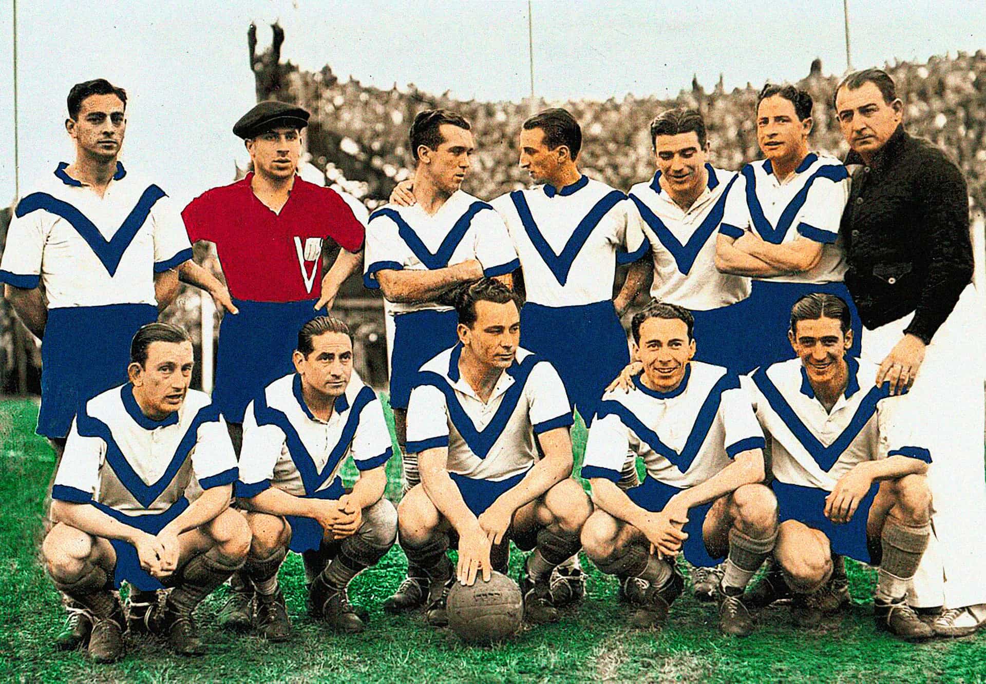Formación de Vélez Sarsfield en el campeonato argentino de 1936. Para entonces, el club ya estaba totalmente familiarizado con la camiseta de la V, que pasó a ser su gran seña de identidad./ Vélez Sarsfield